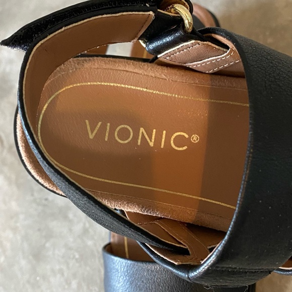 NWB Vionic Women Leather Sandals, Size 5. - Picture 6 of 7